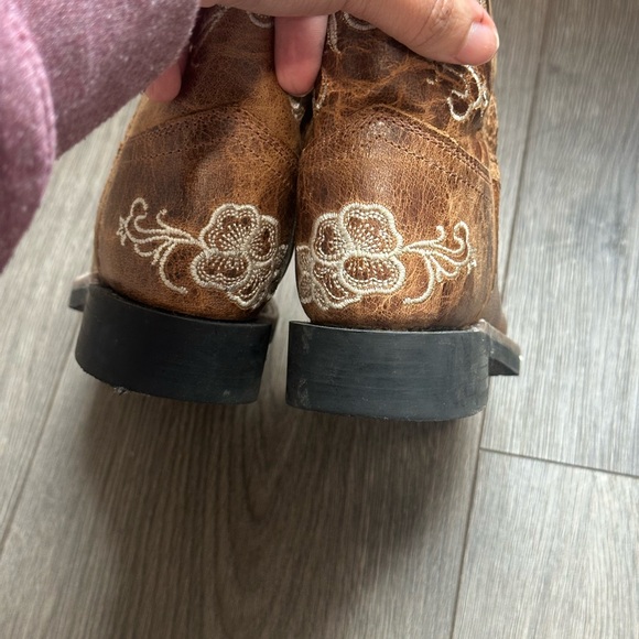 Shyanne Brown Leather Western Kids Boots with Floral Design - Picture 4 of 11